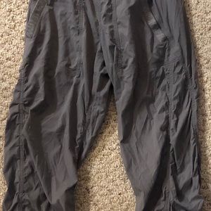 Ivivvia Grey Cropped Pants